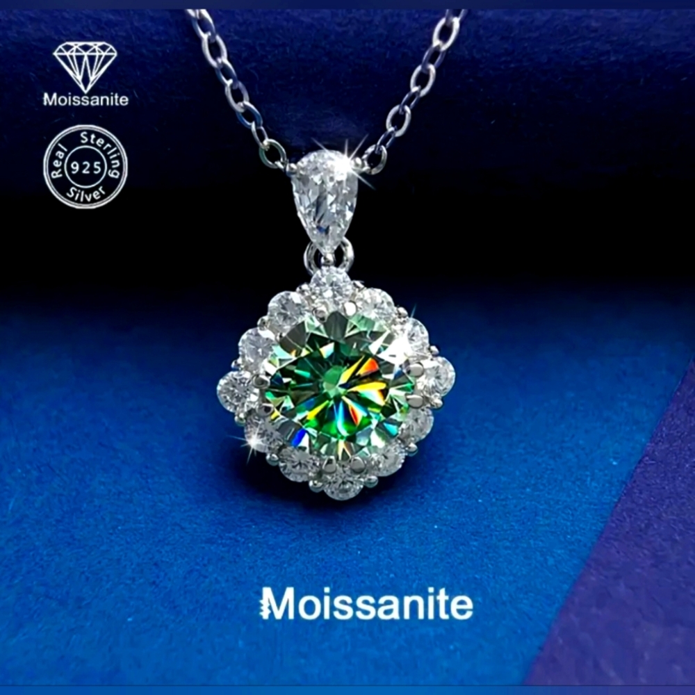 925 Silver 1 Carat Moissanite Snowflake Pendant Necklace Fashion Light Luxury